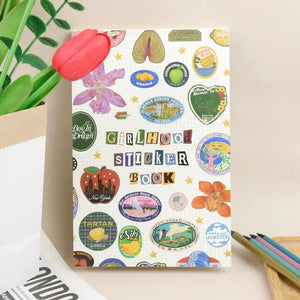 Livre de stickers scrapbooking esprit ado années 2000, couverture badges rétro et lettrage coupures de presse
