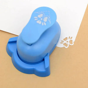 Coin floral découpé à la perforatrice d'angle sur papier kraft