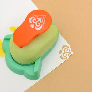 Coin à volutes baroques réalisé à la perforatrice d'angle de scrapbooking