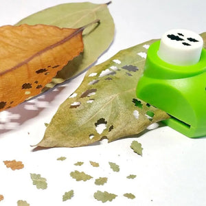 Feuilles en papier aux teintes chaudes découpées à la perforatrice