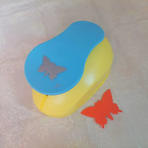 Petits papillons en papier découpés à la perforatrice de scrapbooking
