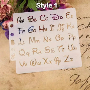 Pochoir alphabet Style 1 cursive perforé, lettres bicasses sur fond carte ancienne fleurs roses