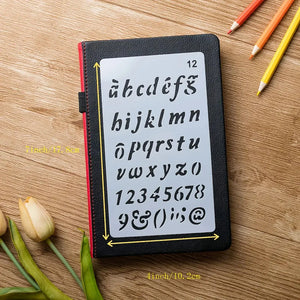 Pochoir alphabet petit format douzième style sur cahier ouvert pour scrapbooking et journal