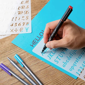 Ambiance pochoir alphabet utilisé en lettrage main avec stylos colorés sur papier bleu