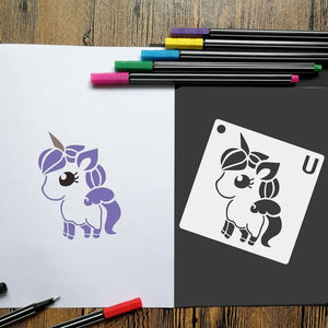 Pochoir animaux cartoon poney violet coloré au feutre, planche U noire à côté sur table bois