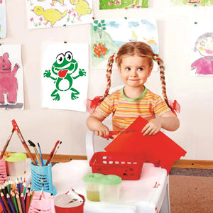 Pochoir animaux grenouille verte sur dessin enfant, atelier scolaire fillette ciseaux papier