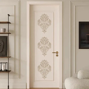Pochoir baroque crème répété trois fois sur panneau de porte intérieure beige
