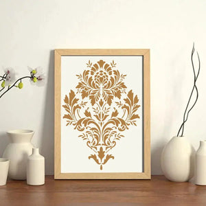 Pochoir baroque caramel encadré bois clair, vases blancs et orchidée à côté