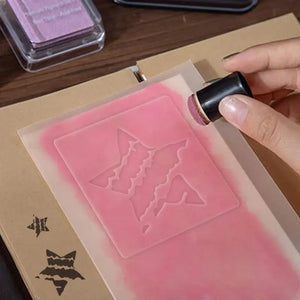 Pochoir Étoiles à l'encre rose tamponnée sur papier