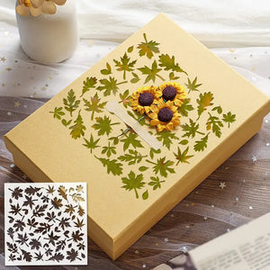Pochoir feuille d'érable peint vert sur boîte cadeau kraft, bouquet tournesols séchés