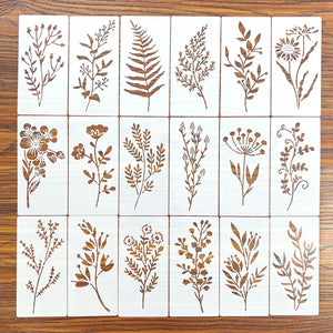 Pochoir fleur en lot, 18 planches fines motifs floraux assortis sur table bois clair