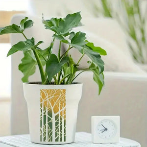 Pochoir floral décoratif arbres au crépuscule sur pot de plante, philodendron et horloge