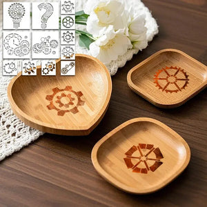 Pochoir Horloge engrenages bruns sur plateaux en bambou