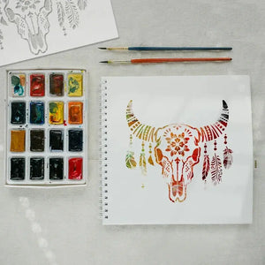Pochoir Plume motif multicolore peint sur carnet à dessin