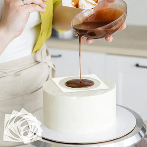 Pochoir Rond avec coulée de chocolat sur gâteau
