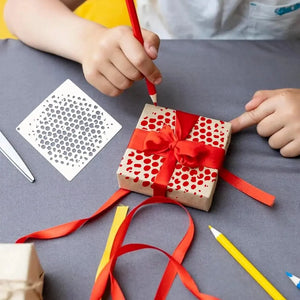Pochoir texture pois enfant emballe paquet cadeau kraft, points rouges noeud satin ruban