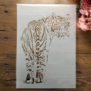 Pochoir tigre marchant tête de profil, corps rayé en mouvement format vertical bois