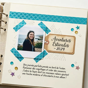 Ruban pailleté scrapbooking en situation : photo encadrée sur une page d'album d'été avec étiquette kraft et paillettes