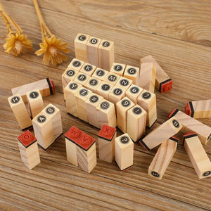 Tampon écriture scrapbooking, mini-tampons lettres en bois disposés sur un plan de travail