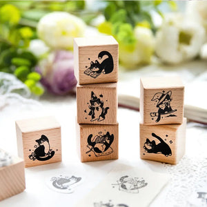 Tampon scrapbooking Animaux, tampons chats en bois posés près de fleurs