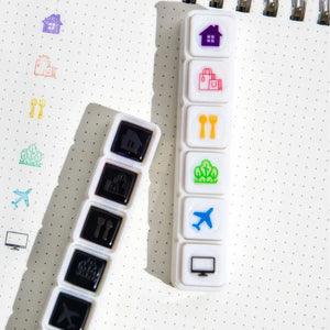 Tampon scrapbooking École, pictos maison et loisirs sur un carnet pointillé