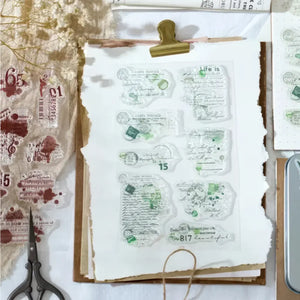 Tampon transparent scrapbooking, planche posée sur papier vintage avec ciseaux et ficelle