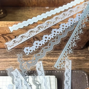 Tissu autocollant scrapbooking : bordures de dentelle blanches ajourées, effet couture