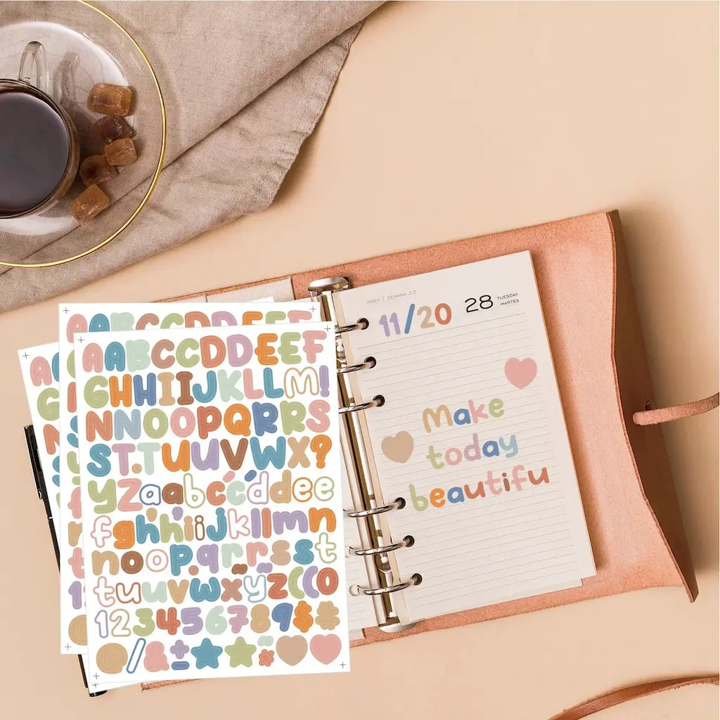 Application des stickers alphabet sur un titre d'album scrapbooking