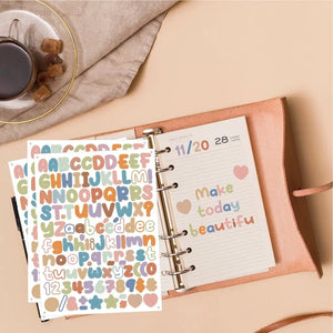 Application des stickers alphabet sur un titre d'album scrapbooking