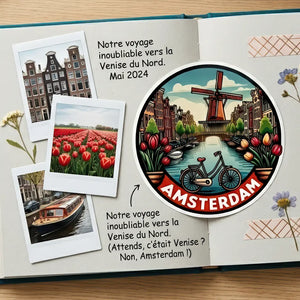 Autocollants Amsterdam en situation sur une page d'album de voyage estivale aux tons turquoise