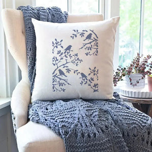Dessin pochoir animaux oiseaux bleus peints sur coussin lin, fauteuil et plaid tricot