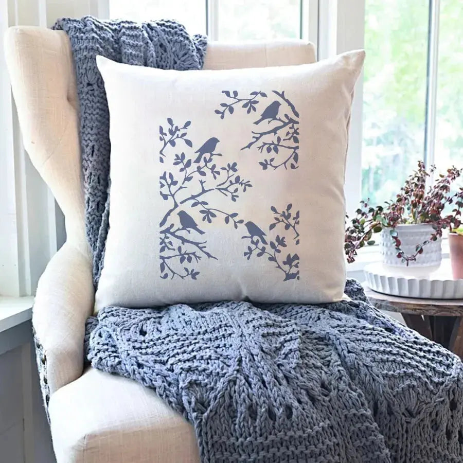 Dessin pochoir animaux oiseaux bleus peints sur coussin lin, fauteuil et plaid tricot