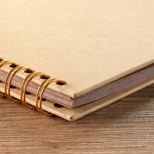 Gros plan sur les spirales, la couverture rigide et le papier kraft de l'album scrapbook
