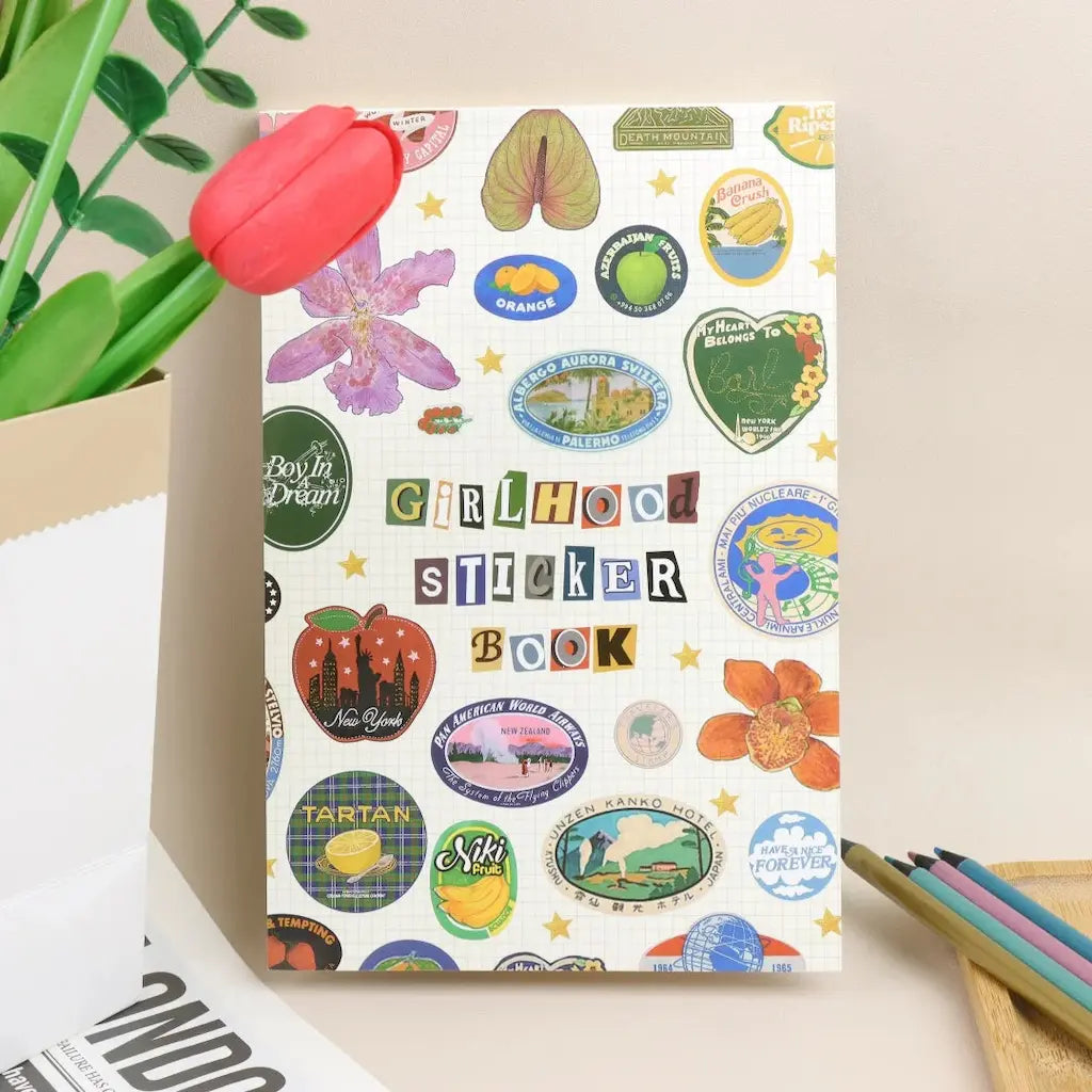 Livre de stickers scrapbooking esprit ado années 2000, couverture badges rétro et lettrage coupures de presse