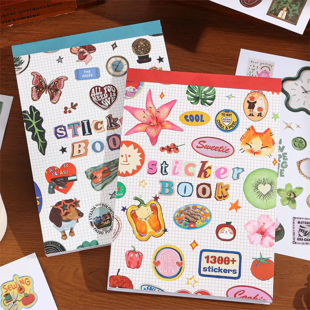 Livres stickers scrapbooking, couvertures bleue et rouge côte à côte, esthétique ado années 2000