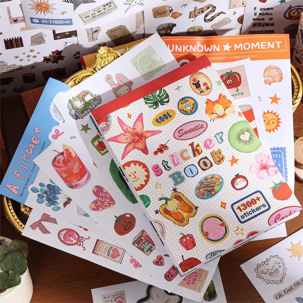 Pages intérieures livres stickers scrapbooking : fleurs, fruits, cocktails, citations en collage