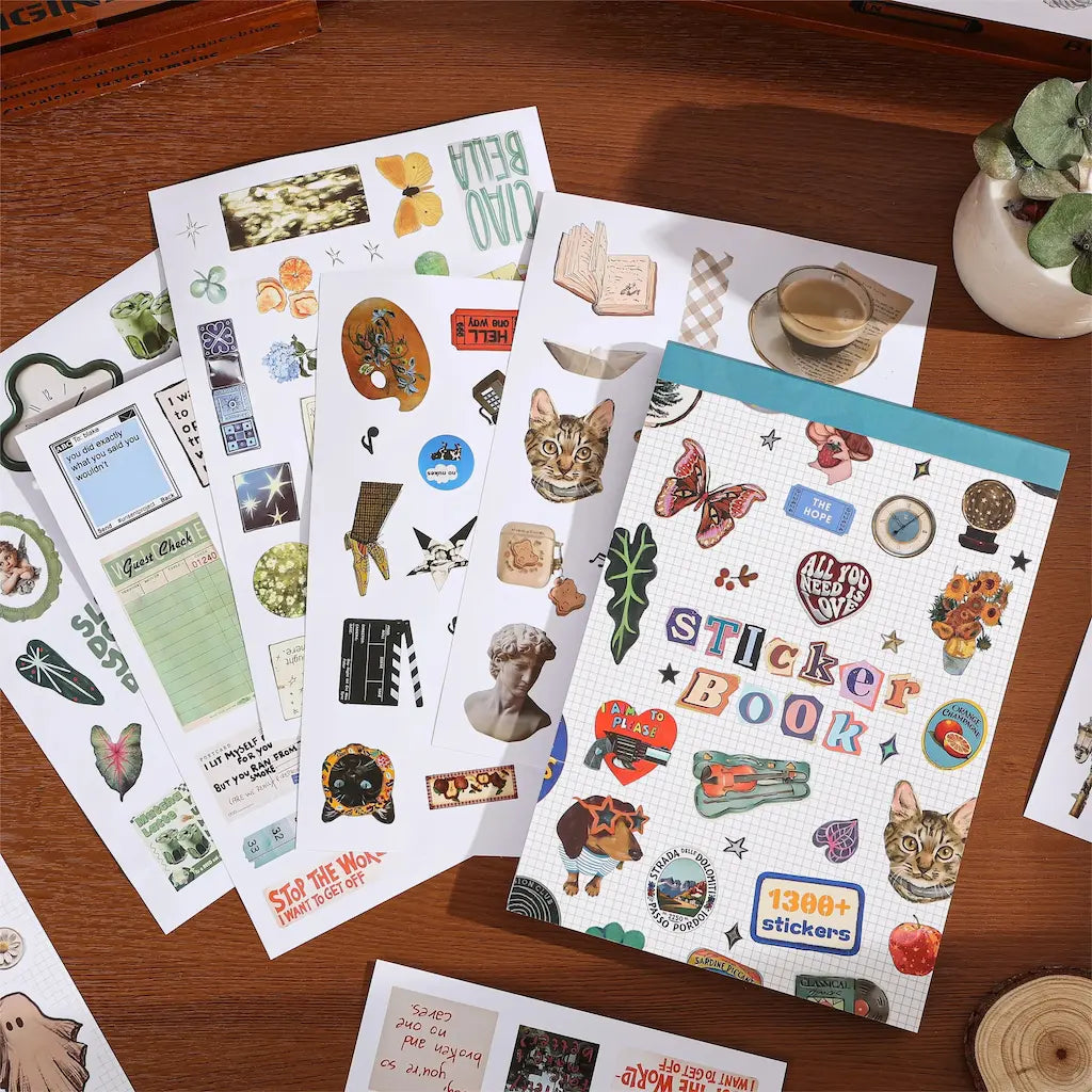 Détail pages livre stickers scrapbooking : sculptures grecques, chats, plantes, citations rétro