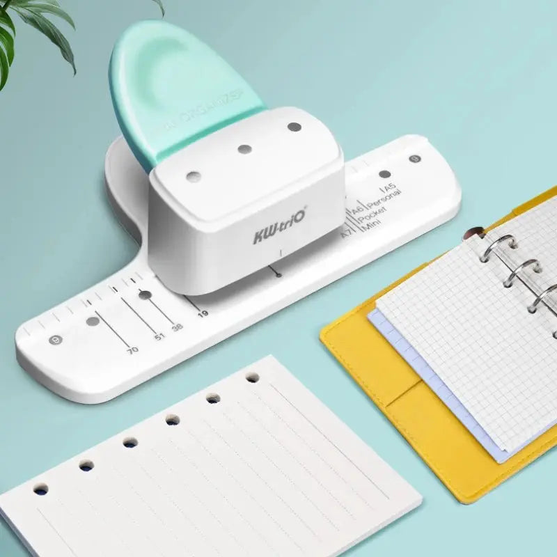 Perforatrice classeur A4 A5 blanche perçant les trous d'une recharge à anneaux