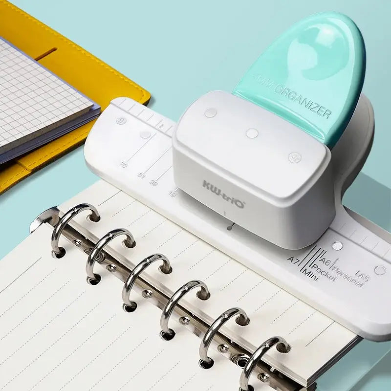 Trous de reliure percés à la perforatrice classeur de scrapbooking