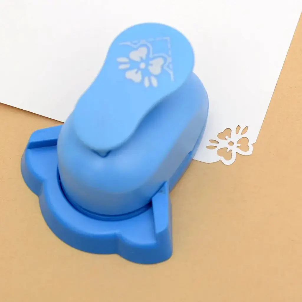 Coin floral découpé à la perforatrice d'angle sur papier kraft