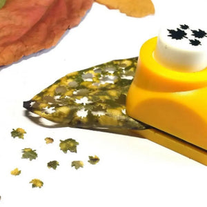Feuille d'érable découpée à la perforatrice de scrapbooking