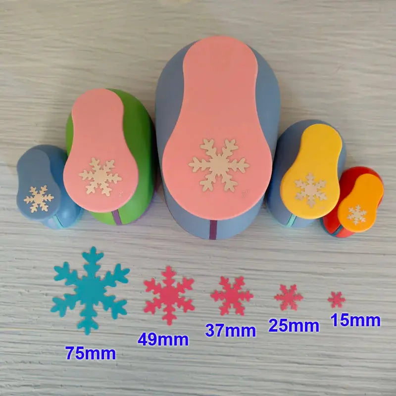 Flocons en papier découpés à la perforatrice pour décor d'hiver