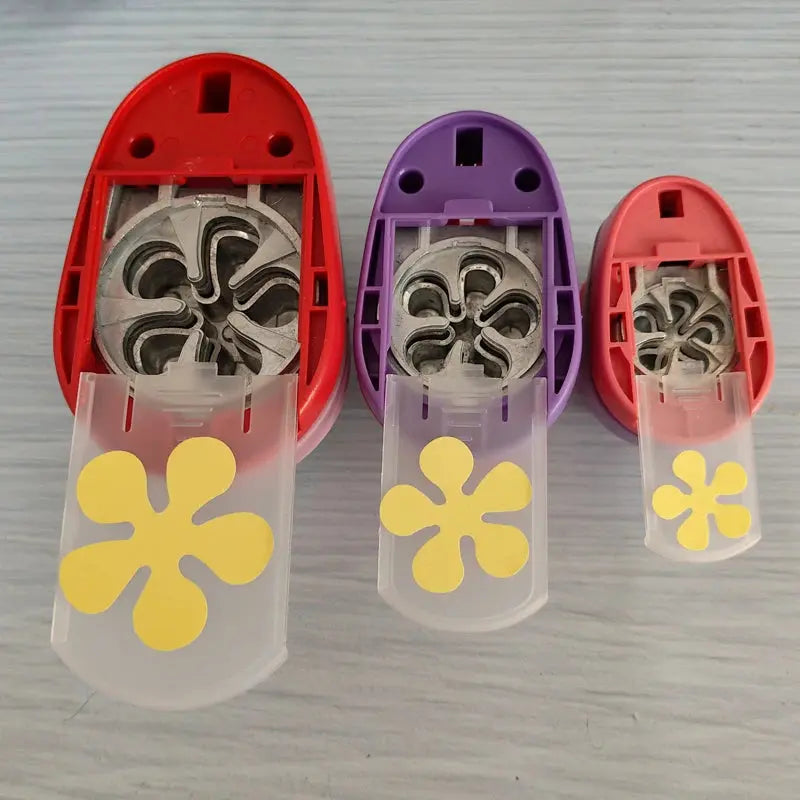 Fleur 5 pétales découpée à la perforatrice de scrapbooking