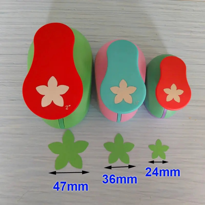 Fleurs en papier de tailles variées découpées à la perforatrice