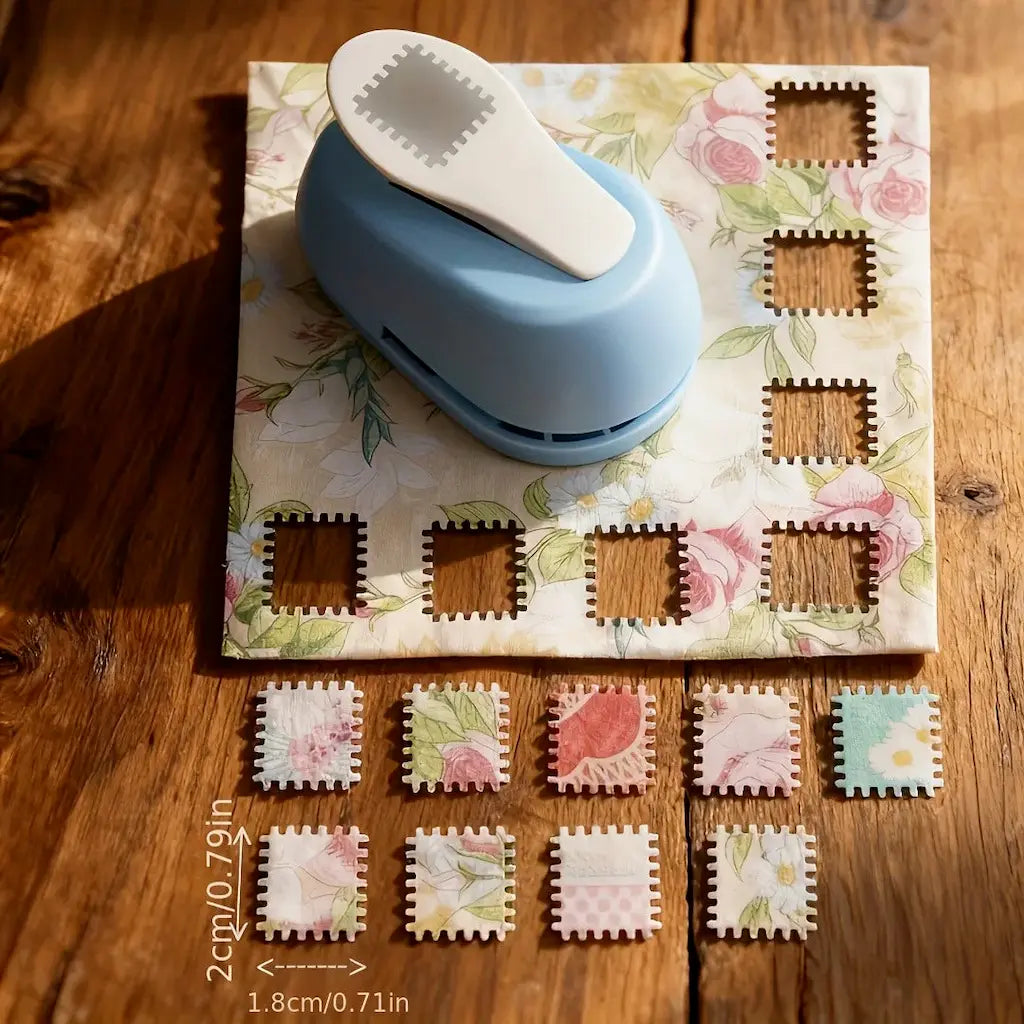 Perforatrice forme timbre découpant un motif sur papier fleuri