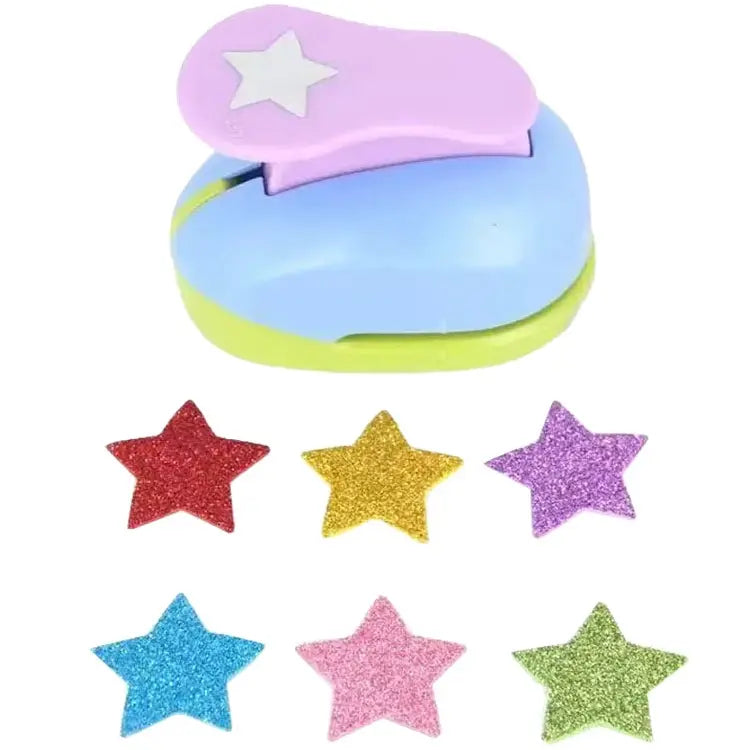 Petits confettis en papier découpés un à un à la perforatrice