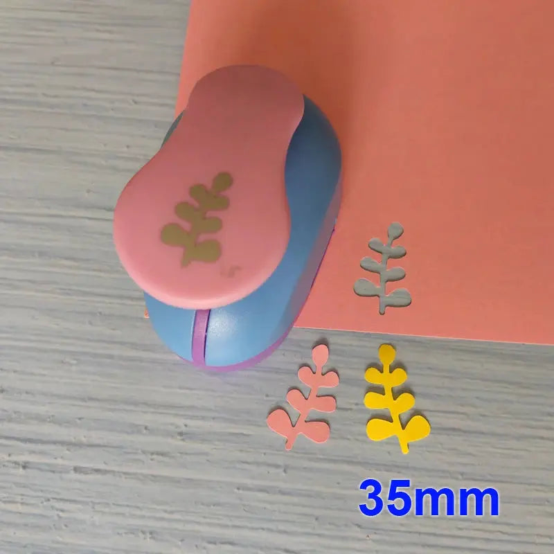 Petites feuilles en papier découpées à la perforatrice