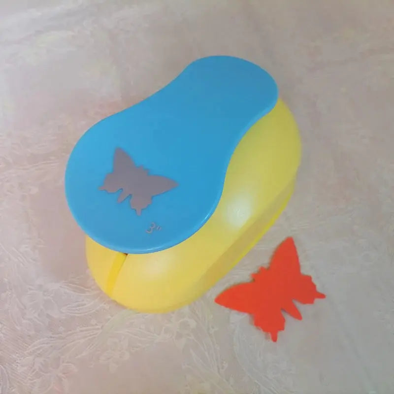 Petits papillons en papier découpés à la perforatrice de scrapbooking