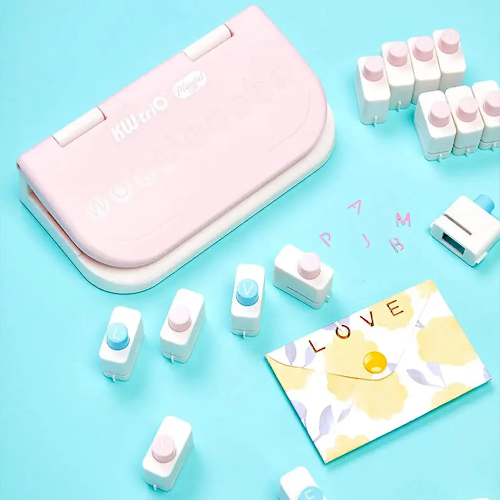 Coffret de perforatrices alphabet rose avec mini-lettres et chiffres