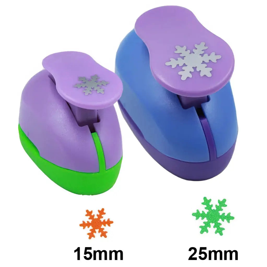 Perforatrice Mini Formes Fantaisie posée sur un plan de travail créatif